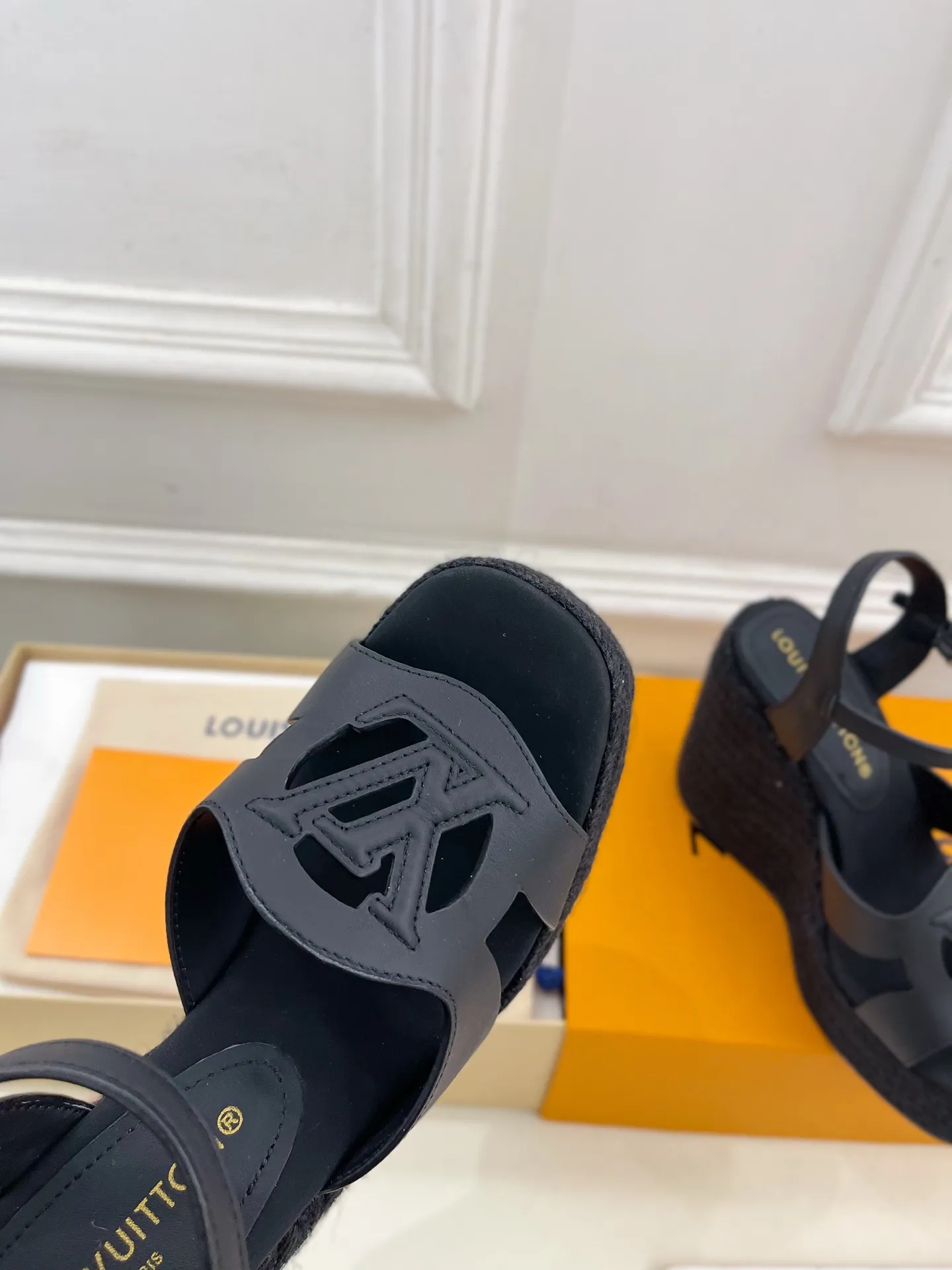 👟👟Ex-factory price 640👟👟 LV | Louis Vuitton 25𝐬𝐬 🧡💚2025 spring and summer new style top version‼ ️The original version is the same. The counter focuses on the latest LV ISOLA hollow hemp rope wedge sandals. New hard goods. ❥BS purchasing level! Full of high-end feel! A popular model among bloggers at home and abroad, it’s retro and fashionable and looks amazing on your feet! Mainly recommended model on the official website★ ━━━━━ ЅᏇєєt ━━━━━ ▪️Upper: original customized calfskin ▪️Lining: imported sheepskin ▪️Outsole: original molded outsole ▪️Heel height: 12cm, water platform 3.5cm ▪️Shoe size: 35-39 (40, 41 customized)